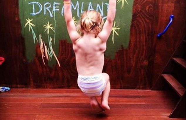 Încă poartă scutece, dar face ceva ce i-a uimit pe adulți. Toți bărbații îl invidiază! 