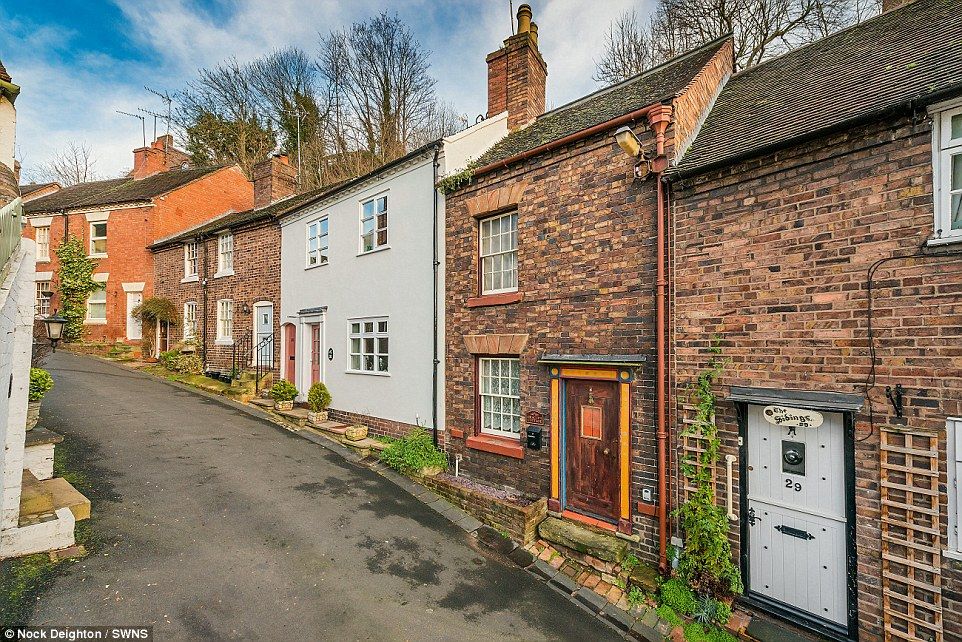 Pare o cocioabă, dar toţi cei care îi trec pragul sunt uimiţi. Ce a făcut un artist din casa sa