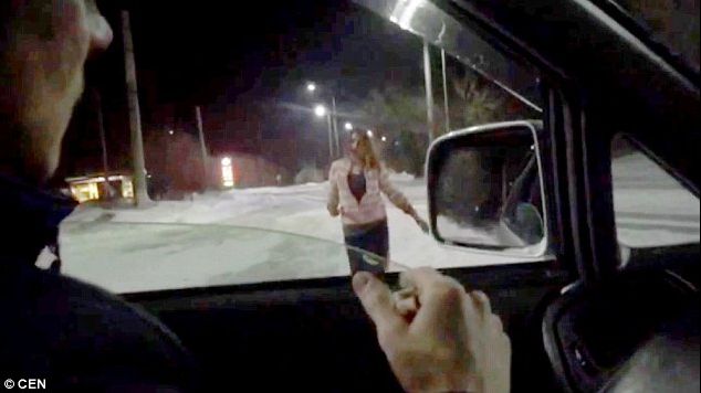 O femeie plină de sânge le-a sărit în fața mașinii. Ce a urmat e desprins din filmele de groază