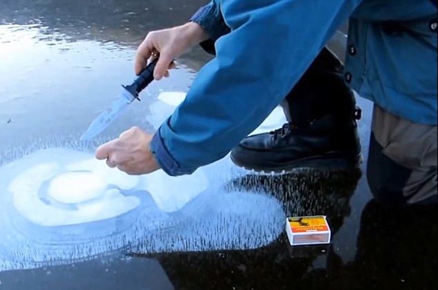 A găurit lacul înghețat și a așezat un ceainic. Ce a urmat după ce a aprins un chibrit? E uluitor
