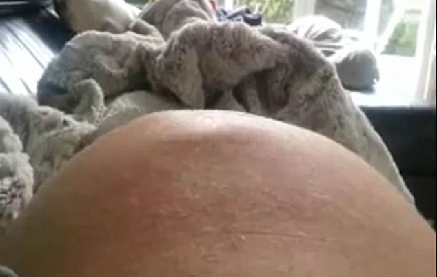 A văzut că începe să i se miște burta. A luat telefonul și a început să filmeze. Ce urmează e șocant