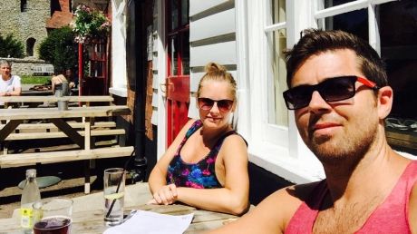 A arătat mamei poza din vacanță și au înghețat observând detaliul. Ce se întâmplase acum 23 de ani  