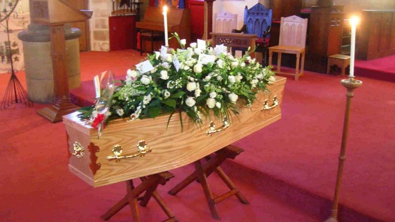 Moment şocant în timpul unei înmomântări. Au proiectat un film pentru adulţi. Ce s-a întâmplat