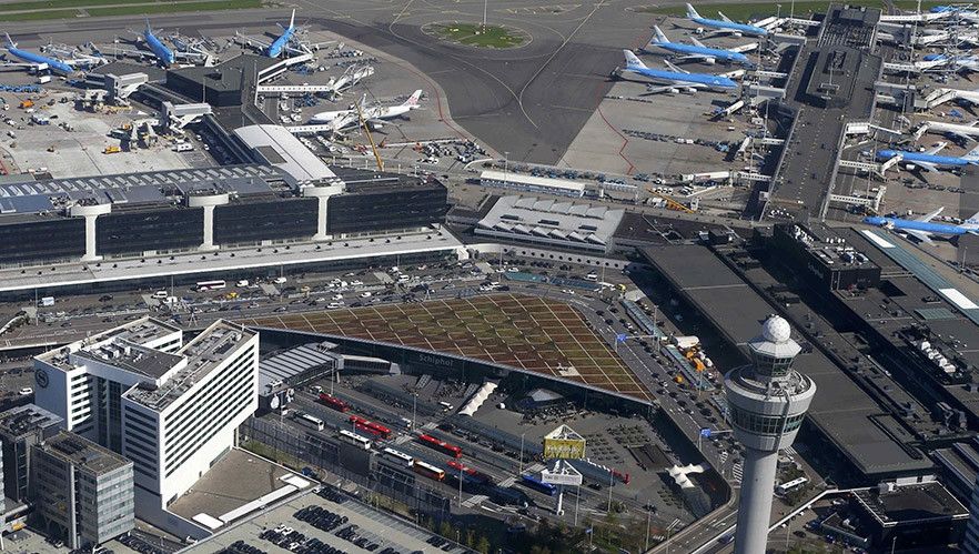 Alertă teroristă pe aeroportul din Amsterdam. Pasagerii, evacuați de urgență