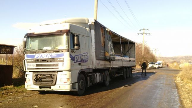 Un TIR încărcat cu azotat de amoniu s-a răsturnat în judeţul Buzău