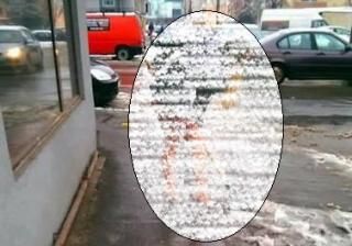 Imaginea zilei. Cum a curăţat o tânără gheaţa şi zăpada de pe trotuar, la Cluj