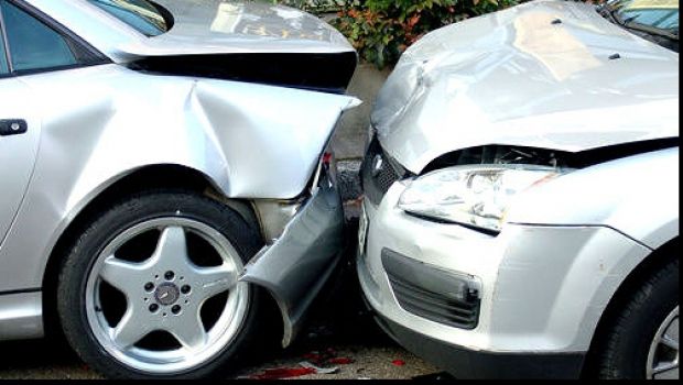 Accident rutier în Iaşi. Două maşini s-au ciocnit violent