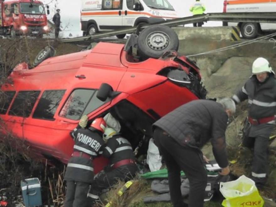 Accident grav: patru răniţi, printre care şi un copil, după ce un microbuz s-a răsturnat