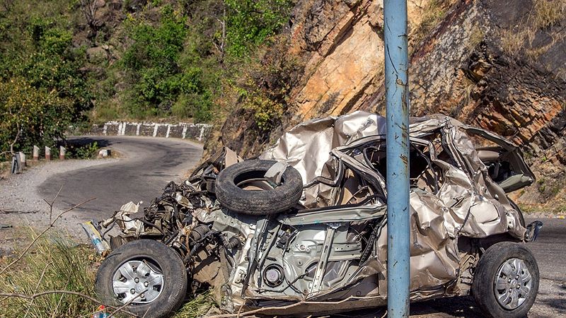 Mașina s-a făcut praf. Câd au ajuns, polițiștii au încremenit. Șoferul nu avea pantaloni și..