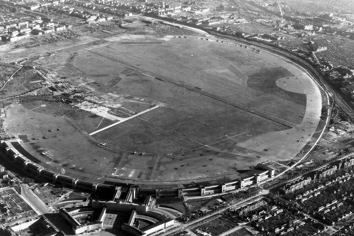 Autoritățile din Berlin vor să transforme aeroportul Tempelhof într-un centru uriaș pentru refugiați