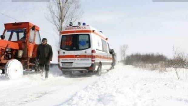 Ambulanţă blocată în nămeţi, în drum spre un copil de un an din Vrancea