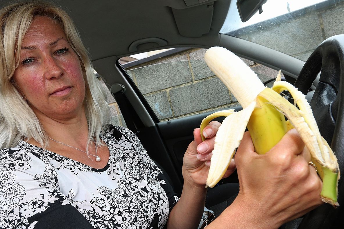 Era blocată în trafic, aşa că a vrut să mănânce o banană. De ce a amendat-o Poliţia