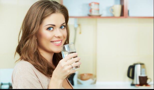 Ce pățești dacă bei un pahar de apă caldă, în fiecare dimineață, pe stomacul gol