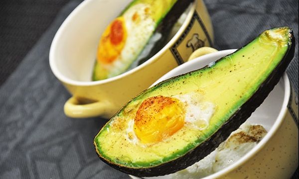 A tăiat un avocado și a turnat ouă în gaura lăsată de sâmbure. Secretul pentru un mic dejun sănătos