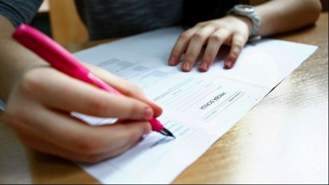 Simulare Evaluarea Naţională.Elevii de clasa a VIII-au susţinut simularea la Limba Română