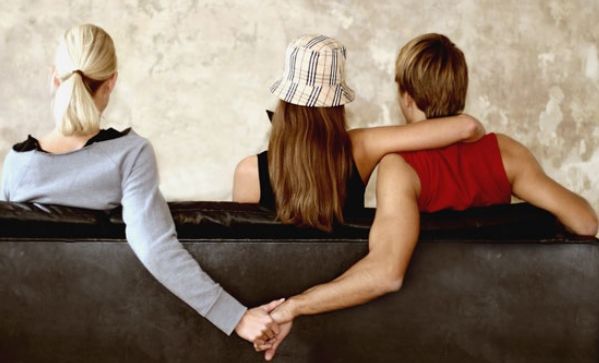 Cele 9 semne fizice după care recunoşti un bărbat infidel. Mare atenţie la ochi!