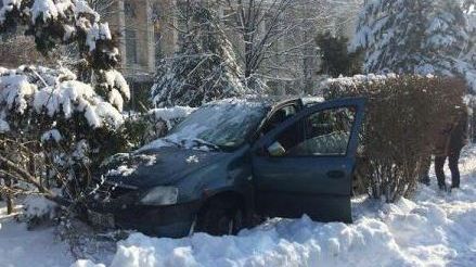 Incident la Guvern. Un bărbat a intrat cu mașina în gardul instituției