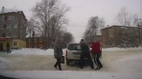 Cum se termină o bătaie în trafic, în Rusia. Finalul e complet neaşteptat!