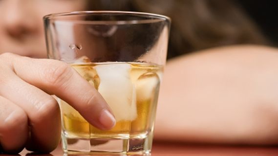 S-a îmbătat, apoi a plecat să-şi viziteze iubitul. Între timp, ceva groaznic se petrecea acasă