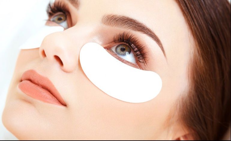 A amestecat bicarbonat de sodiu cu suc de lămâie. Și-a pus sub ochi.Rezultatul, peste așteptările ei