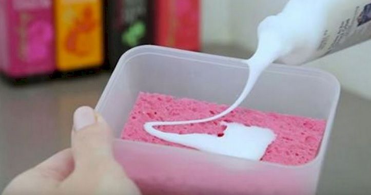 A turnat lipici pe un burete şi l-a dat copiilor să se joace. Motivul? Genial!