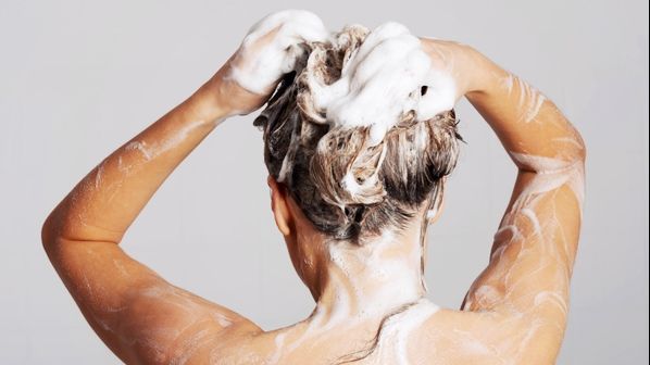 Îi cădea părul, așa că s-a spălat zilnic cu acest aliment. Ce s-a întâmplat după 3 zile e uluitor