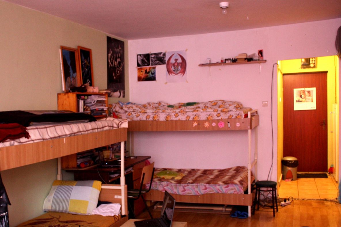 Panică la căminul Universităţii Oradea. Ce a făcut un student beat