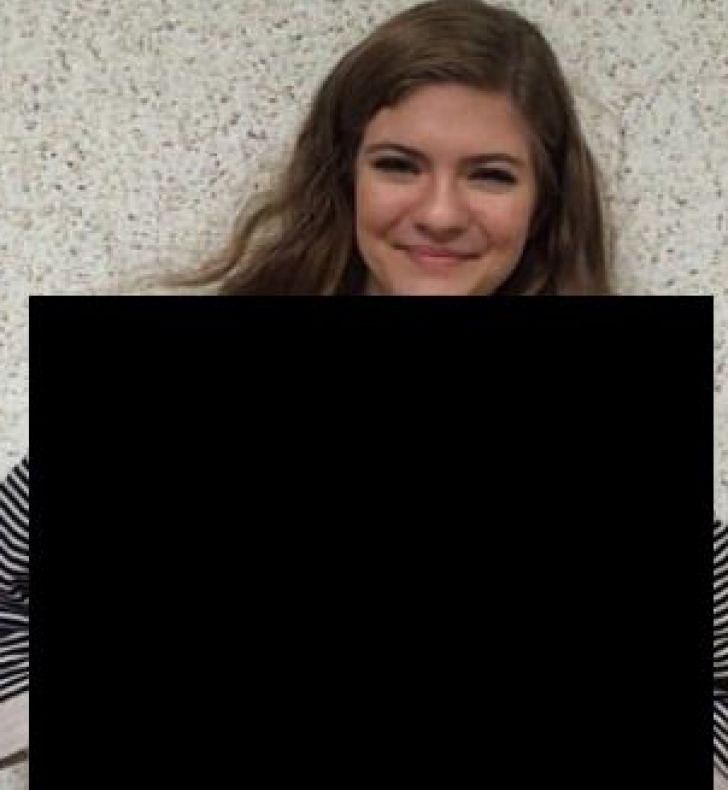 A venit la ore îmbrăcată așa. Când au văzut-o, profesorii au exmatriculat-o. ”Ești o femeie ușoară”