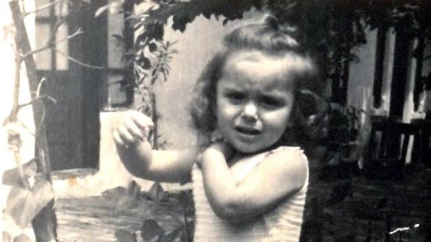 A publicat pe Facebook o fotografie inedită, din copilărie. Îl recunoaşteţi?