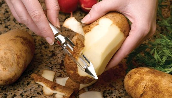 Arunci cojile de la cartofi? Mare greşeală! Au efecte terapeutice incredibile