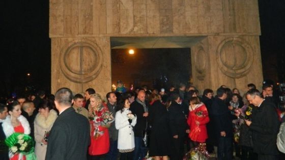 S-au căsătorit de Revelion. Poarta Sărutului din Tg. Jiu, neîncăpătoare în noaptea dintre ani