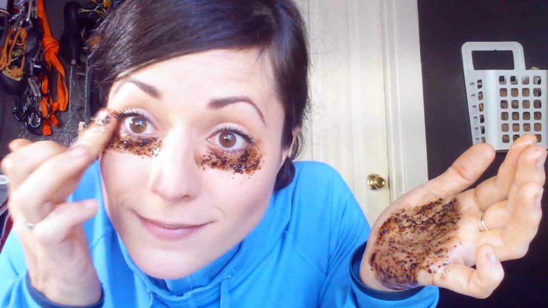 Şi-a dat cu zaţ de cafea în jurul ochilor. Efectul a uimit internetul - VIDEO