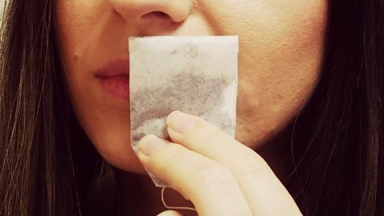 Aplică un plic de ceai pe buze. Aşa scapă de o problema cu care toţi ne confruntăm iarnă