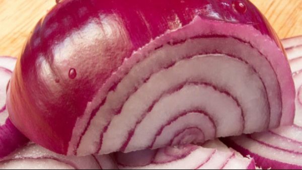 Ce se întâmplă dacă îţi pui ceapă în ureche. Este incredibil!