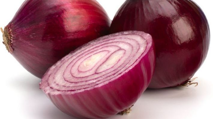 Remedii naturiste cu ceapă roşie. De ce e bine să o mănânci zilnic