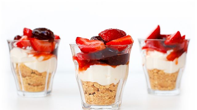 Mini-cheesecake cu căpşuni, gata în doar 5 minute. Cei dragi vor fi încântaţi. Cum se face