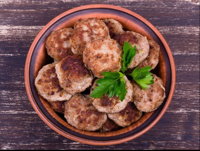 Așa faci cele mai bune chifteluțe la cuptor. Ingredientul care le transformă într-un preparat unic