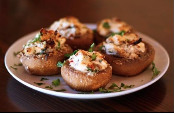 Aşa faci cele mai bune ciuperci umplute. Reţeta rapidă din doar trei ingrediente