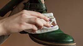 Aşa cureţi petele de sare lăsate de zăpadă pe cizme