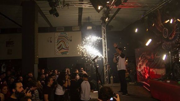 Surse: Buretele lipit pe pereţii din Colectiv nu era îmbibat cu nicio substanţă inflamabilă