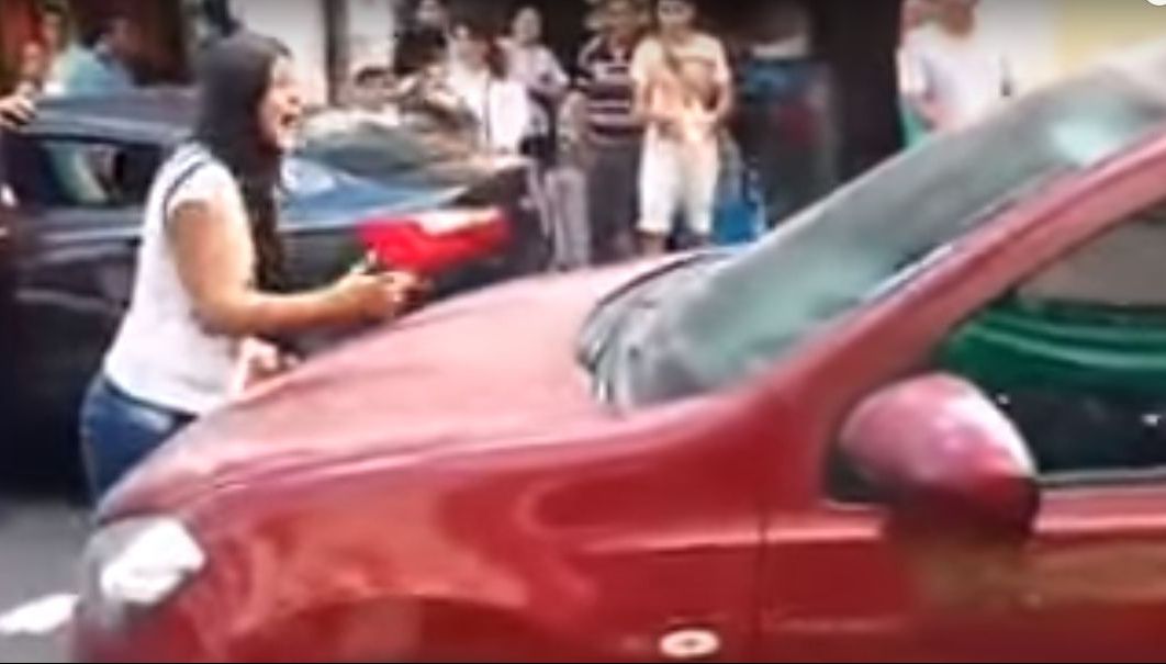 Și-a prins soțul cu amanta în mașină. S-a așezat în mijlocul străzii și..ce a urmat e incredibil