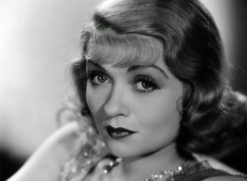 Ritualul de înfrumuseţare al unei dive de la Hollywood de acum 86 de ani