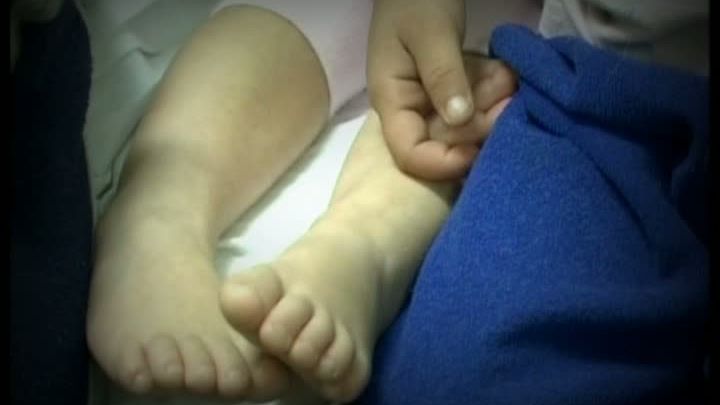 Mama care şi-a exploatat sexual copiii, cu acordul tatălui, arestată. Riscă 19 ani de închisoare