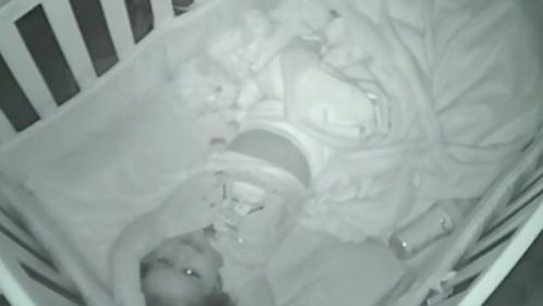 Se auzeau sunete ciudate, noaptea, din camera copilului. Au montat un video-cam. ŞOC ce au văzut