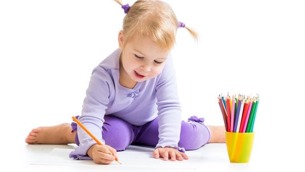 Nu-ţi lăsa copilul să stea în această poziţie! Uite cum îi afectează sănătatea