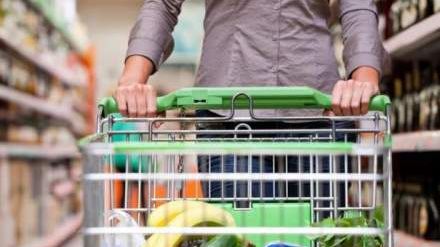 Surpriză pentru un bihorean aflat la cumpărături într-un supermarket. A anunţat imediat Poliţia