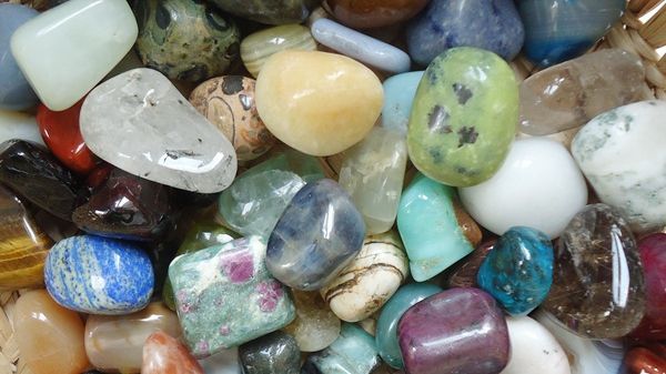 Cum să cureţi energia negativă cu ajutorul cristalelor – VIDEO