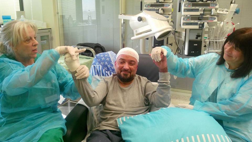 Veşti bune de la una dintre victimele din Colectiv. "Acum râde, chiar dacă îl doare"