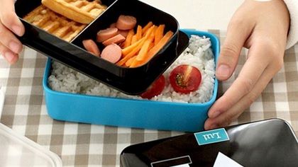 A vrut să-i spele cutia de mâncare, dar a descoperit un secret dezgustător! A dărâmat-o! 