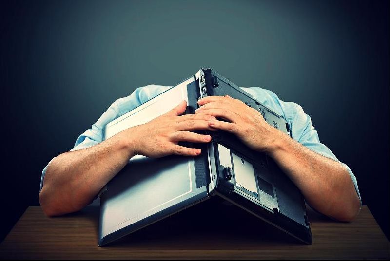 STUDIU Ce riscă, din punct de vedere medical, angajații care muncesc prea mult